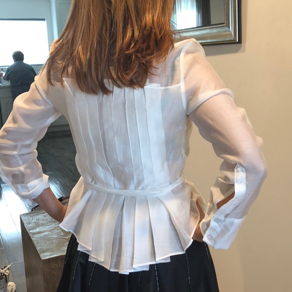 White fancy blouse with high and low length. - Picture 3 of 4